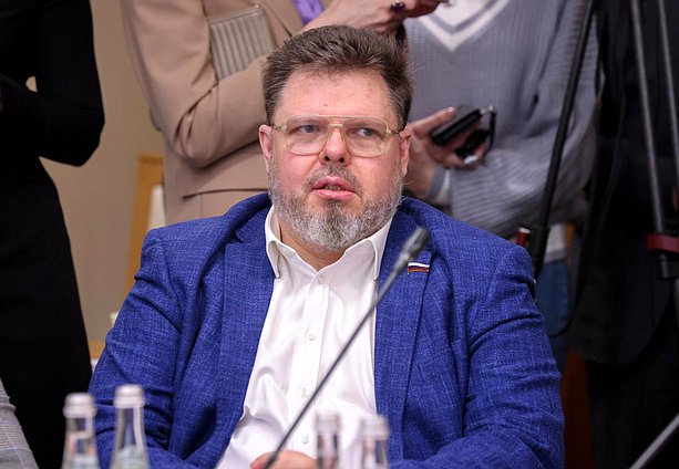Член Комитета по молодежной политике Евгений Марченко
