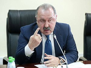 Председатель Комитета по делам национальностей Валерий Газзаев