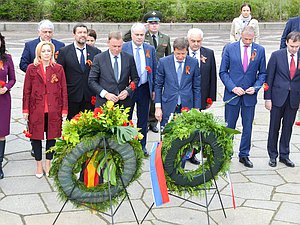 Delegation of the State Duma laid wreaths at the monument to the Soldier-Liberator in Treptower Park in Berlin
