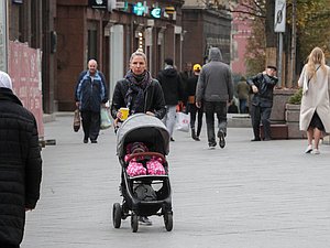 ребенок коляска дети семья люди улица
