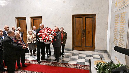 Возложение цветов ветеранами Минэкономразвития к памятной доске работников Госплана СССР