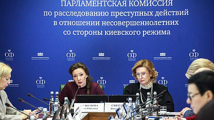 La Jefa Adjunta de la Duma estatal Anna Kuznetsova y la senadora de la Federación de Rusia Inna Svyatenko