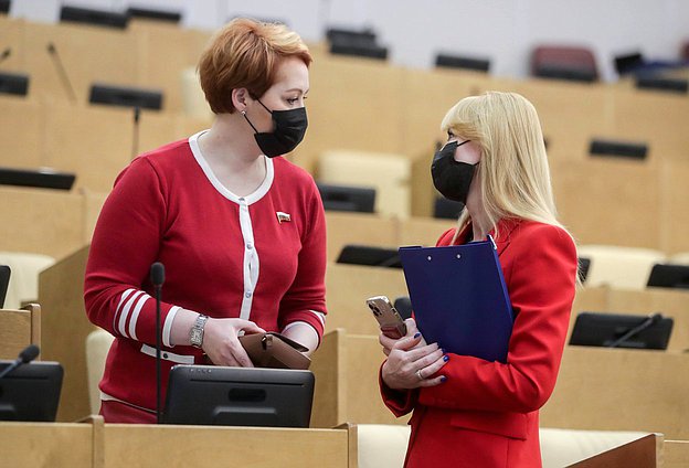 Член Комитета по молодежной политике Наталия Полуянова (слева)
