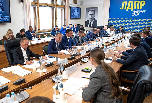 Встреча руководителя Федерального агентства по делам молодежи Ксении Разуваевой с представителями фракции ЛДПР