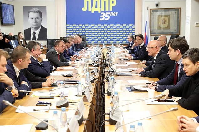 Встреча заместителя Председателя Правительства РФ Дмитрия Чернышенко с членами фракции ЛДПР